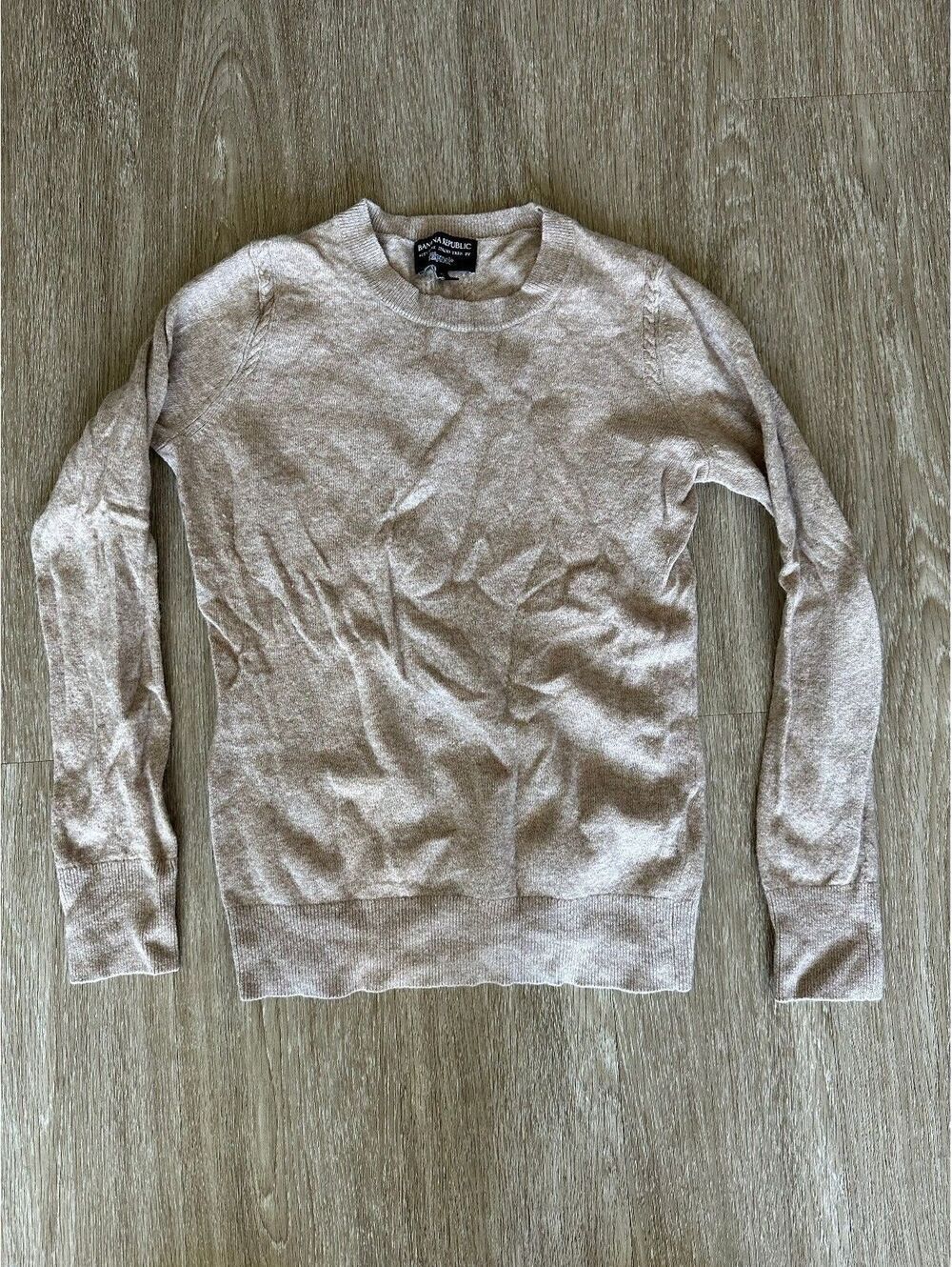 Banana Republic women's beige long sleeve cashmere sweater